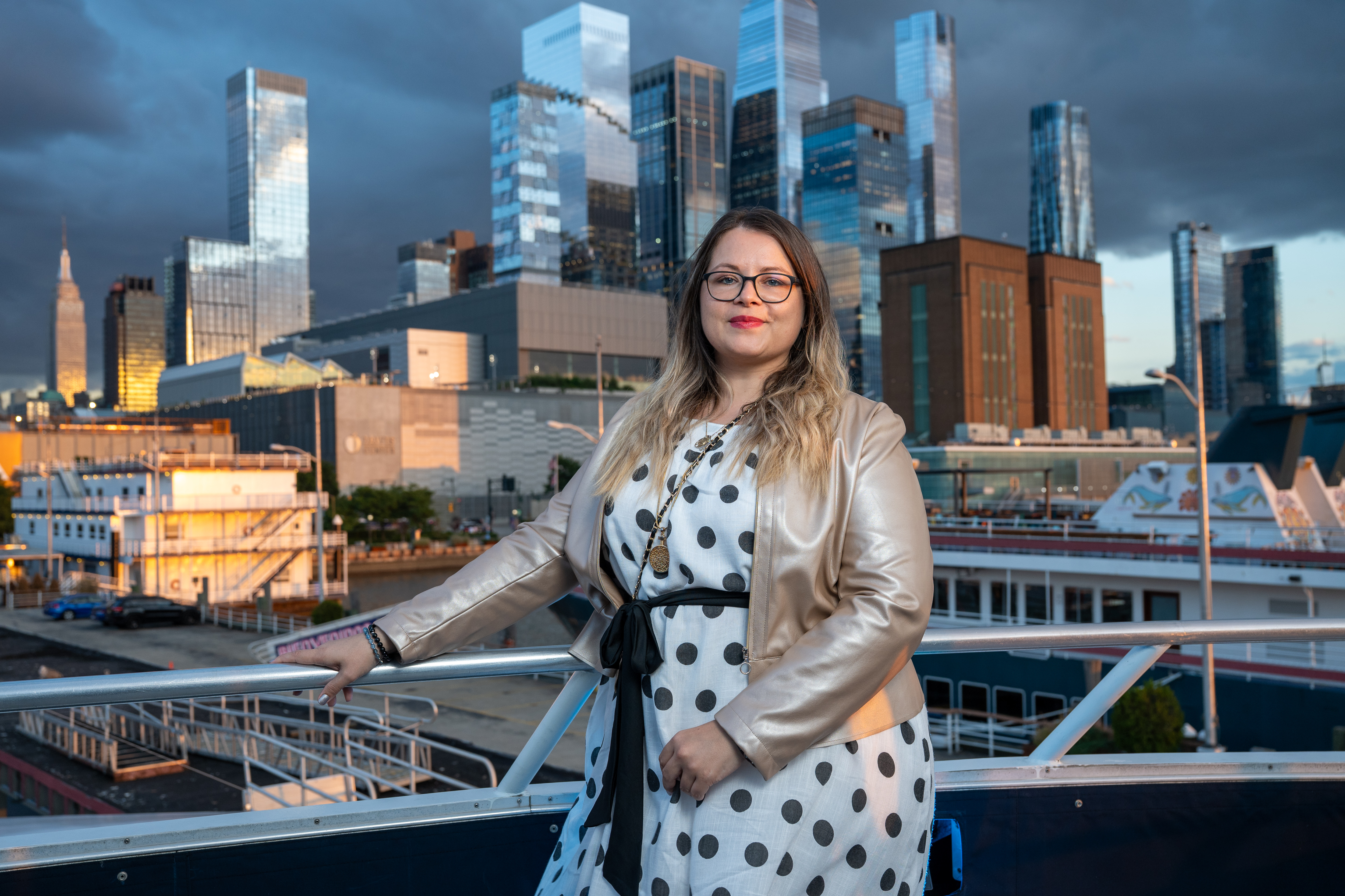 Svetlana Schneider vor einer New-York-Stadtkulisse